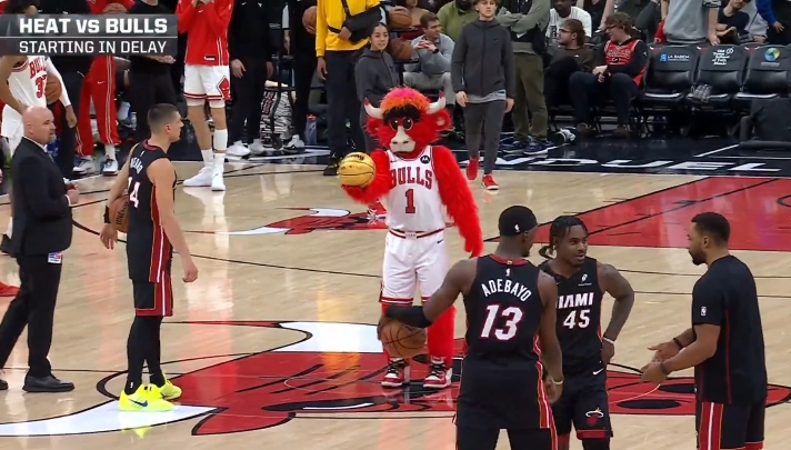 星空体育app下载-希罗和公牛吉祥物比赛半场背投 后者一击命中让希罗“临阵退缩”