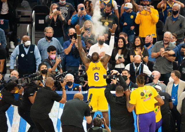 星空体育app下载-【现场】湖人球迷入侵湾区 汤普森末节爆发捍卫主场